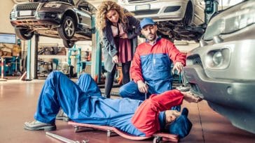 Auto günstig reparieren - Symbolbild