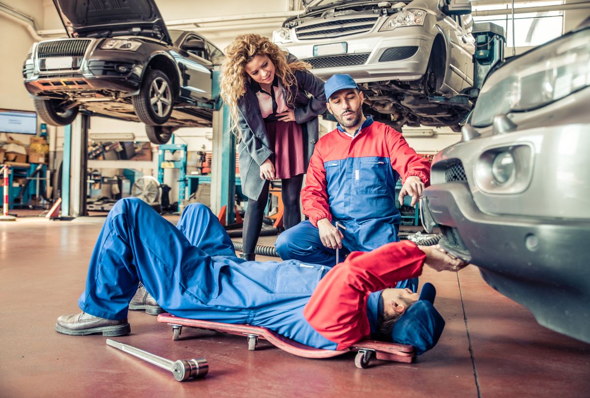 Auto günstig reparieren - Symbolbild