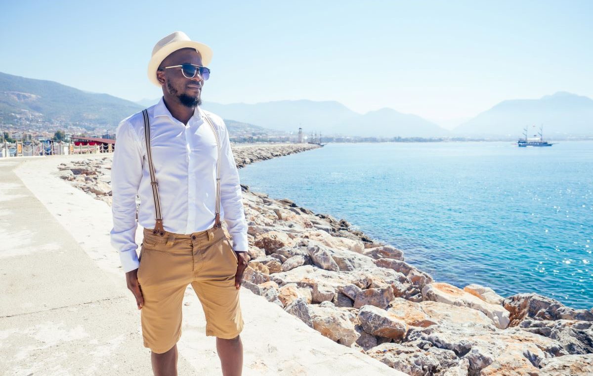 Bei der Mode im Sommer für Herren - achte auf UV Schutz und Mode ( Symbolbild)