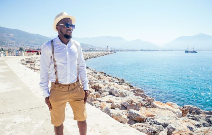 Bei der Mode im Sommer für Herren - achte auf UV Schutz und Mode ( Symbolbild)