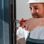 Schlüssel und Fenster - genaues Arbeiten ist wichtig ( Schlüsseldienst)