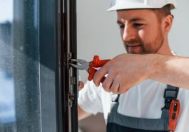 Schlüssel und Fenster - genaues Arbeiten ist wichtig ( Schlüsseldienst)