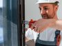 Schlüssel und Fenster - genaues Arbeiten ist wichtig ( Schlüsseldienst)