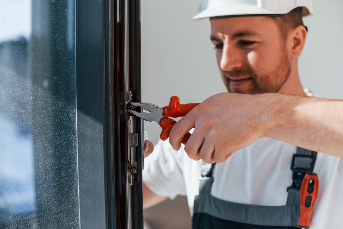 Schlüssel und Fenster - genaues Arbeiten ist wichtig ( Schlüsseldienst)