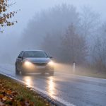 Nebel beim Autofahren ( KI, Symbolbild)
